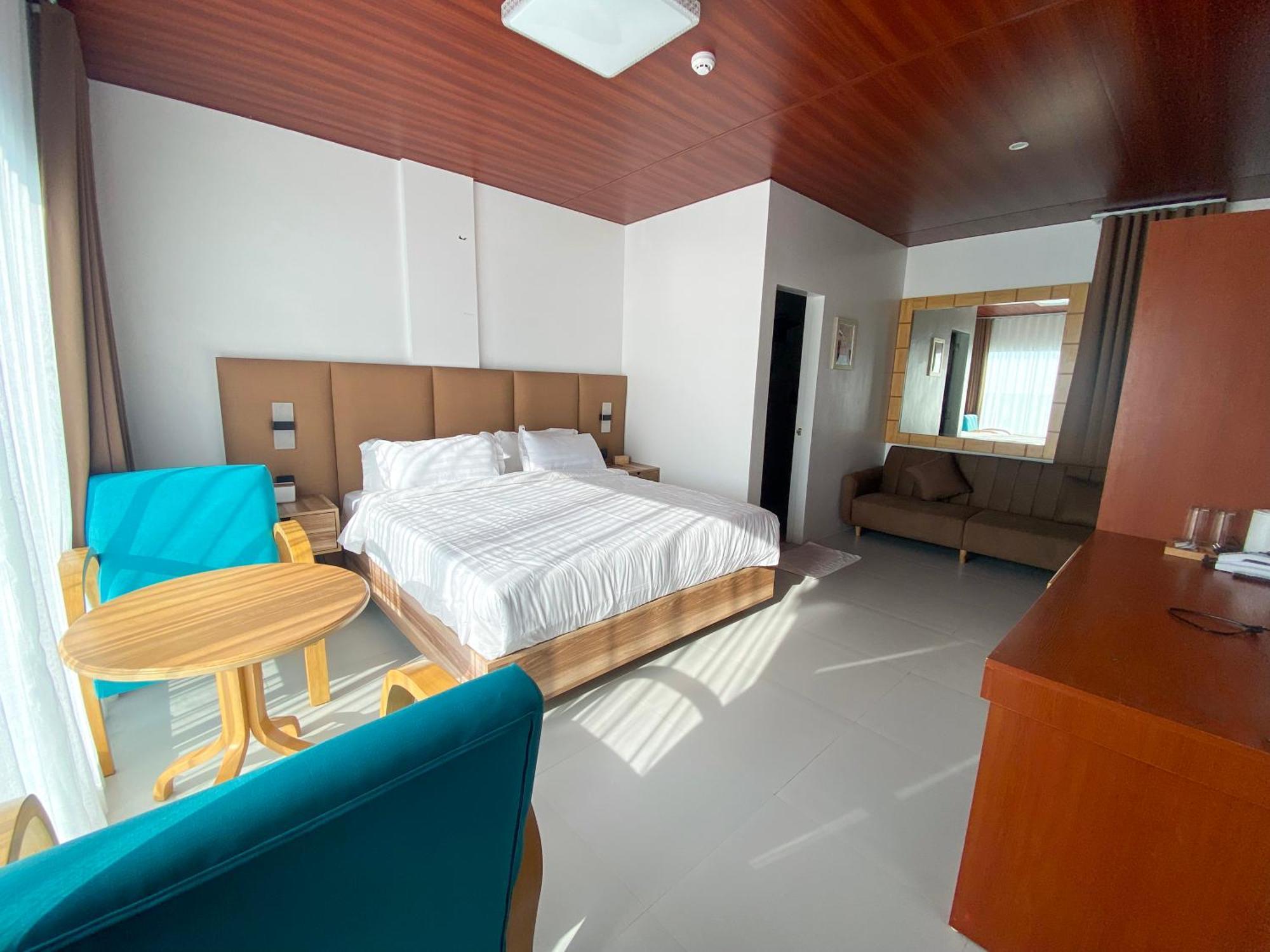Q Beach Resort Cabangan Exteriör bild