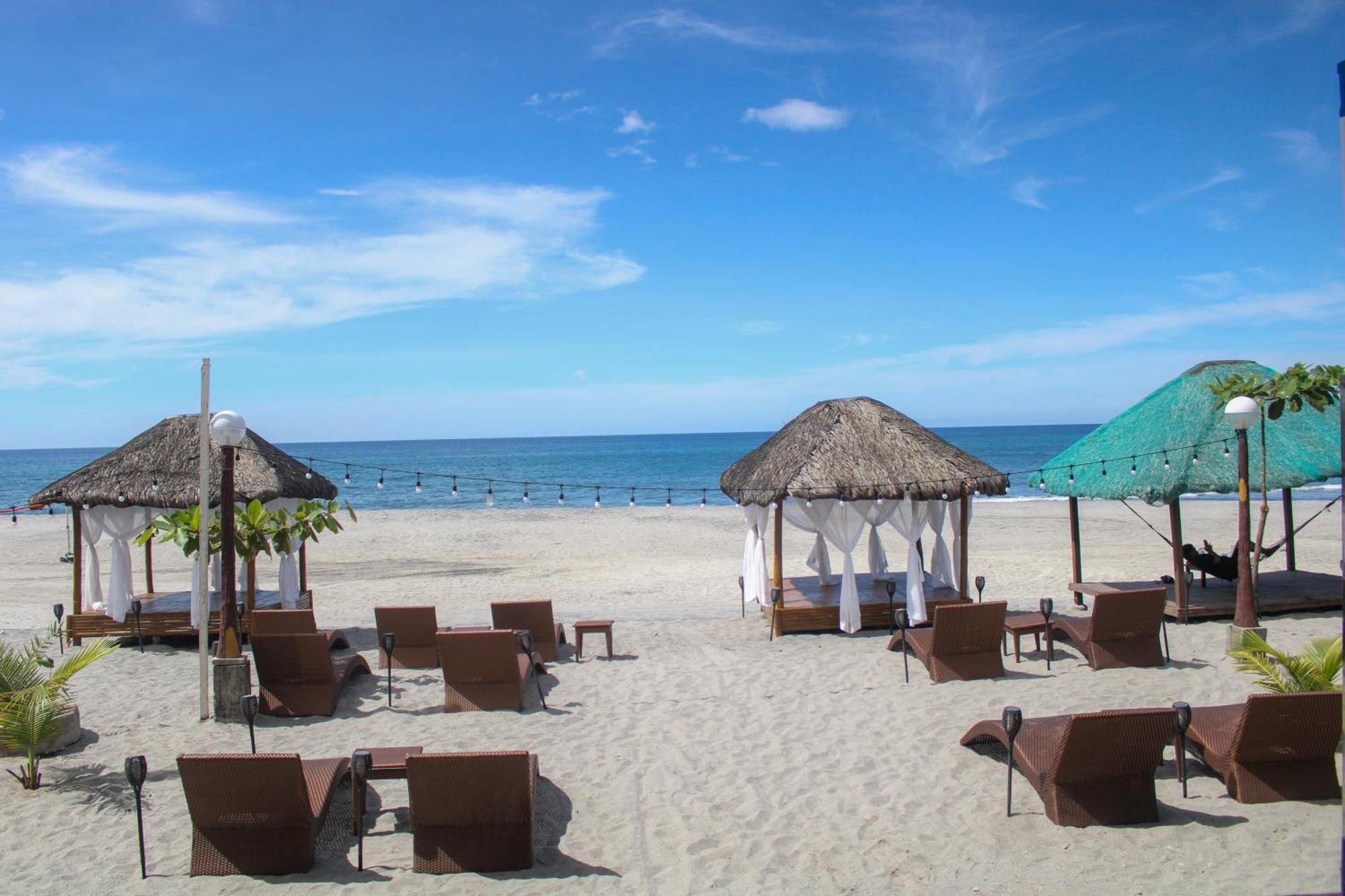 Q Beach Resort Cabangan Exteriör bild