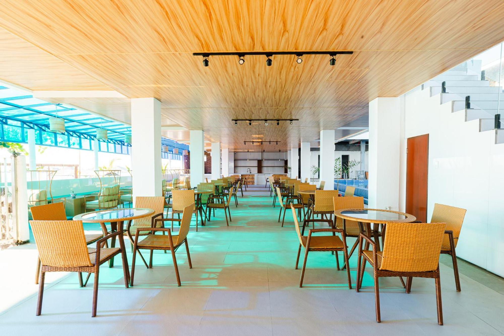 Q Beach Resort Cabangan Exteriör bild